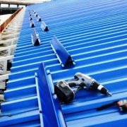 Снегозадержатели на крышу из профлиста: выбор лучшего варианта + правила установки