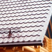 Доборные элементы для кровли из металлочерепицы: обзор комплектующих и способов их монтажа