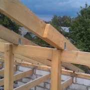 Как выполнить сращивание стропил по длине: разбор вариантов и технологических правил