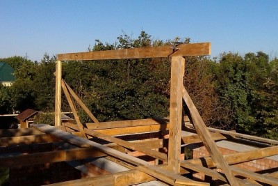 Установка стоек и доски конькового прогона Установка стоек и доски конькового прогона